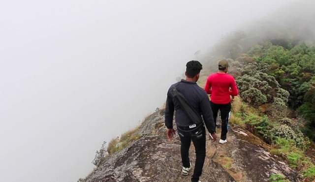 Hike to Kirigalpoththa Mountain Range via Horton Plains