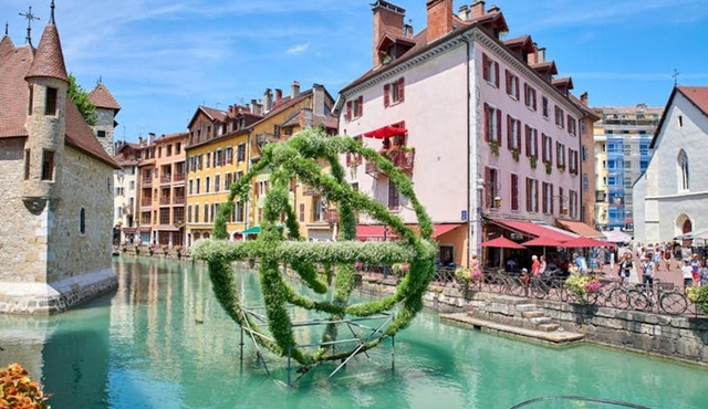 Annecy 2‐hour introductory walking tour with a local
