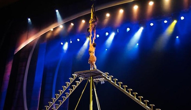 Beijing Red Theatre Acrobatic Show with Private Transfer