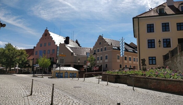 Private historic city tour with castle visit in Dachau