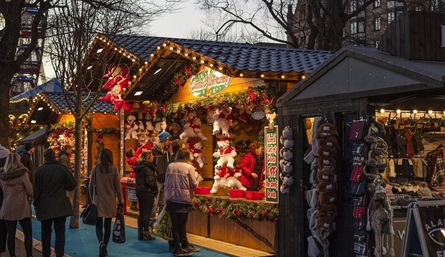 London to Salisbury and Winchester Christmas Markets Tour