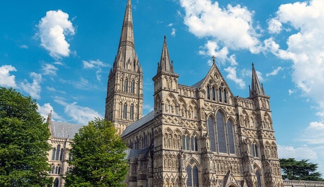 Stonehenge, Salisbury, and English Countryside Private Tour