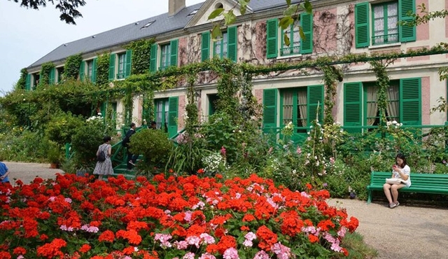 Giverny Versailles Wine Tasting with Transport Private Tour