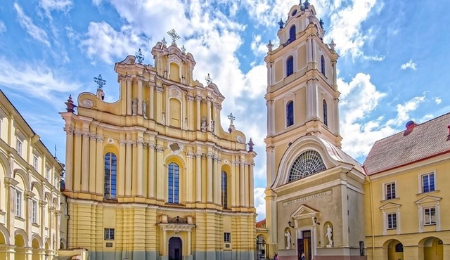 Vilnius’ Most Photogenic with a Local Small‐Group Tour