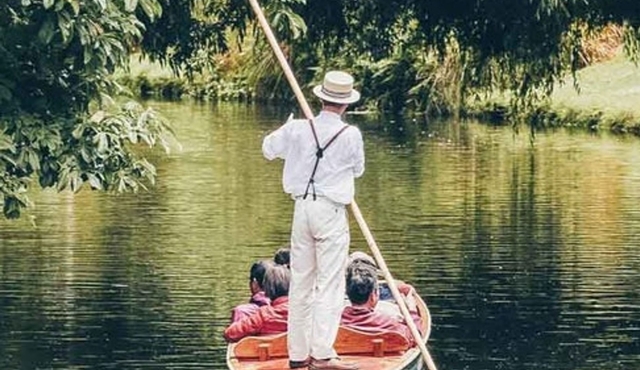 Oxford University Punting Tour Led By University Students