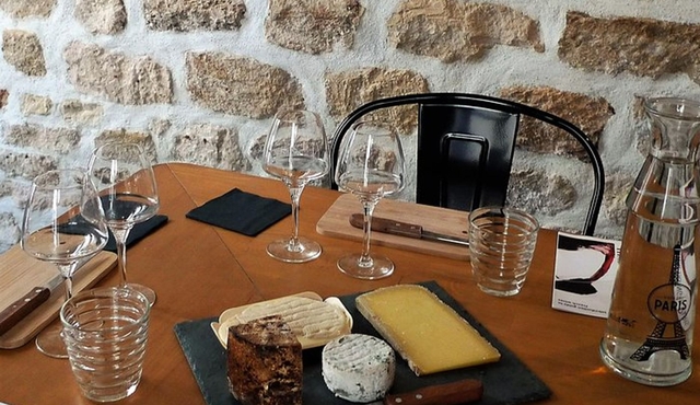 Esperienza in piccoli gruppi con abbinamento di vini e formaggi a Parigi