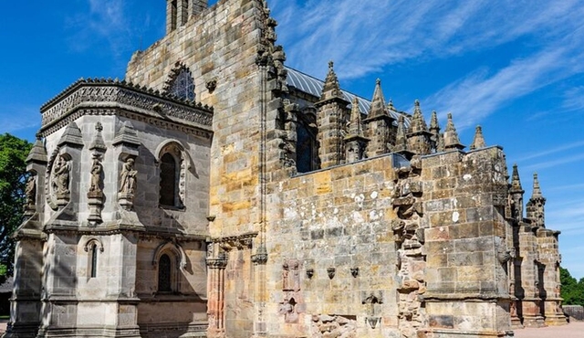 Alnwick Castle and Rosslyn Chapel Day Tour from Edinburgh
