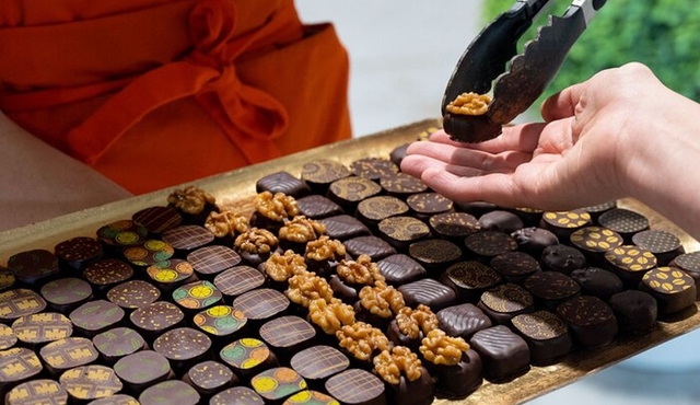 Discover Avignon City of Popes with Unique Food and Wine Tasting