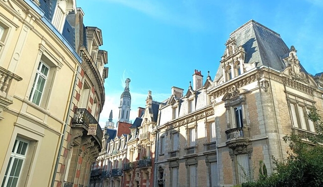 Vichy private guided tour with your professional tour guide !