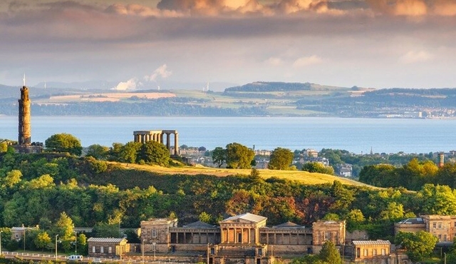 Edinburgh Old Town Walking Tour with an App