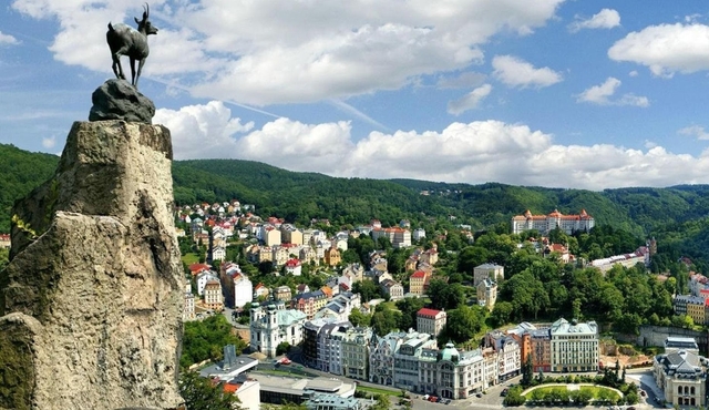From Prague: Karlovy Vary day trip