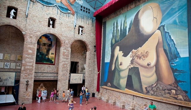Girona and Figueres tour from Barcelona with guided visit of Dalí Museum for small groups