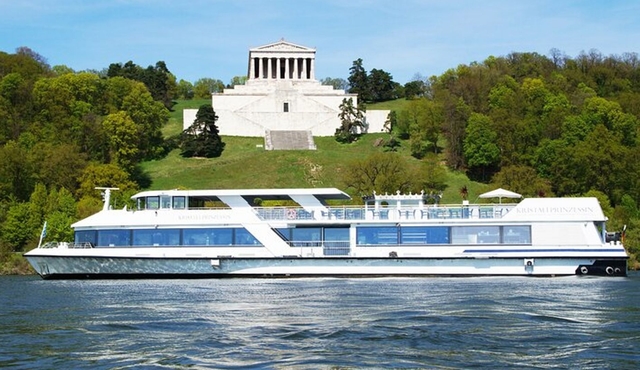 Walhalla tour by boat in Regensburg