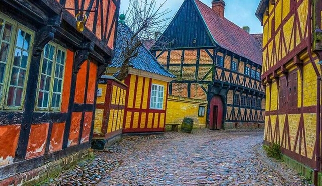 The Ancient Viking Stronghold of Aros: A Self‐Guided Audio Tour in Aarhus