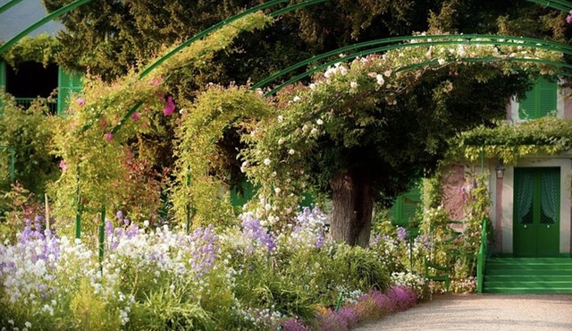 Giverny: Monet's House & Gardens Private Guided Walking Tour