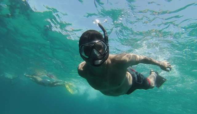 Hiking and snorkeling around an island in Marseille