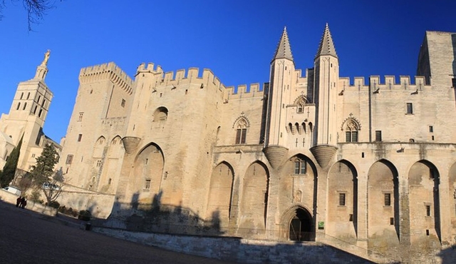 Private Avignon les baux de provence and Saint Remy de provence Full Day Tour