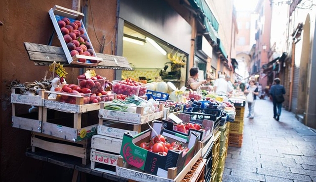 Private market tour, lunch or dinner and cooking demo in Todi