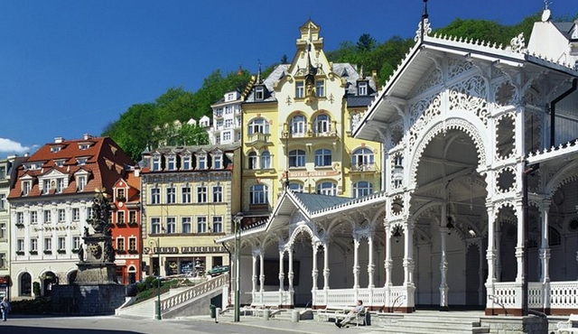 Karlovy Vary Full‐Day Tour with Moser Museum, from Prague