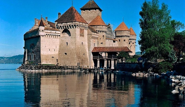 Chillon Castle, Montreux Resort, and Lavaux Tour from Geneva