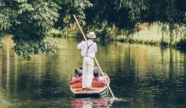 Oxford Small‐Group Punting Led By University Students