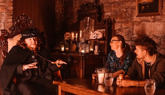 Edinburgh: Evening Ghosts & Ghouls Guided Tour + Drink