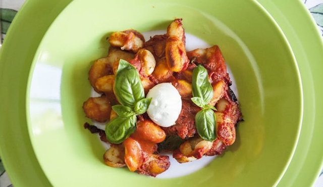 Naples: Lunch or Dinner and Cooking Show at a Cesarina's House