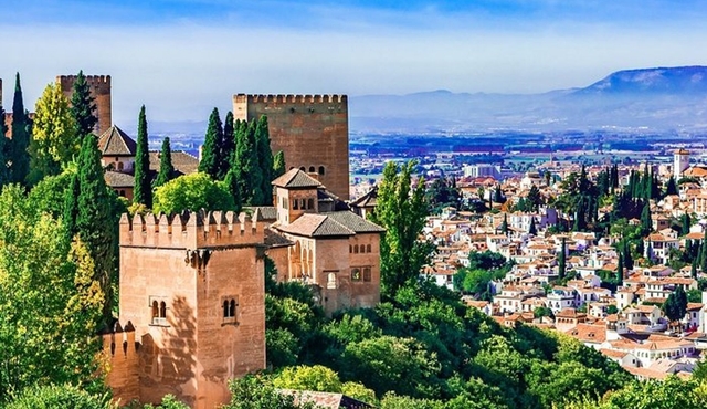 Granada to Alhambra Palace and Albaicin Private Half-Day Tour