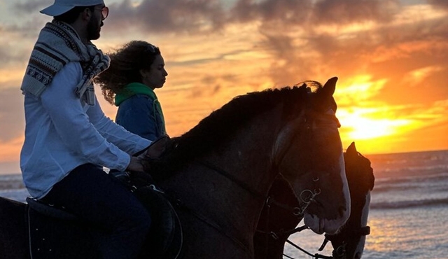 Horseback riding at sunset (2 hours)