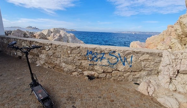 Marseille e‐scooter rental with virtual guide