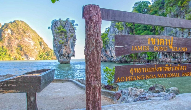 James Bond and Beyond (Small Group Tour)