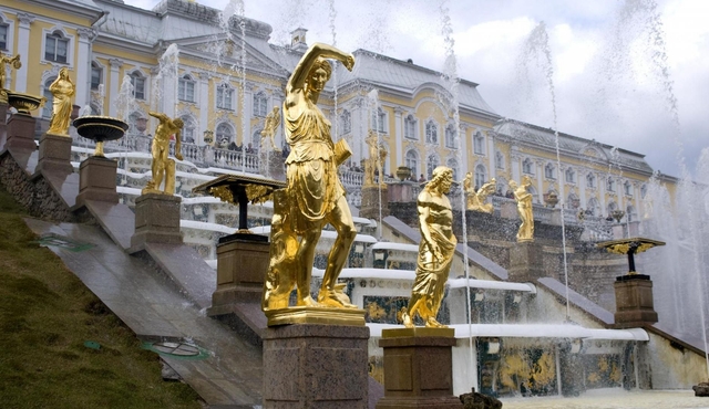 VERSAILLES EXTENDED TOUR : PALACE, GARDENS AND QUEEN'S HAMLET FROM PARIS (priority access)