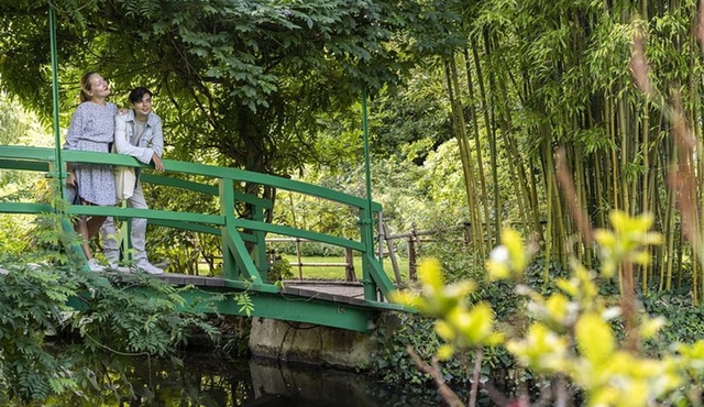 Giverny and Versailles Private Day Tour from Paris with Lunch