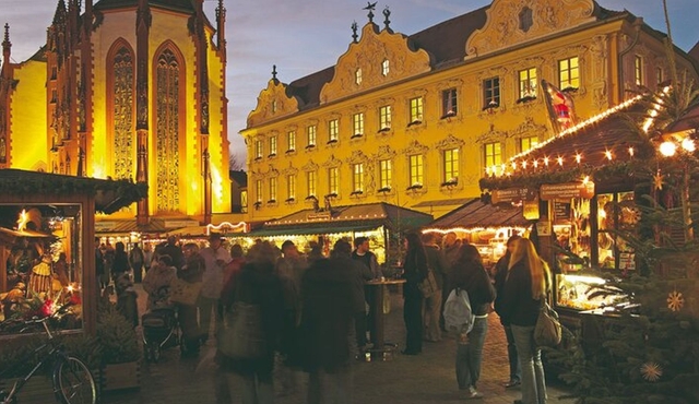 Romantic Christmas Moments in Rothenburg ob der Tauber & Würzburg