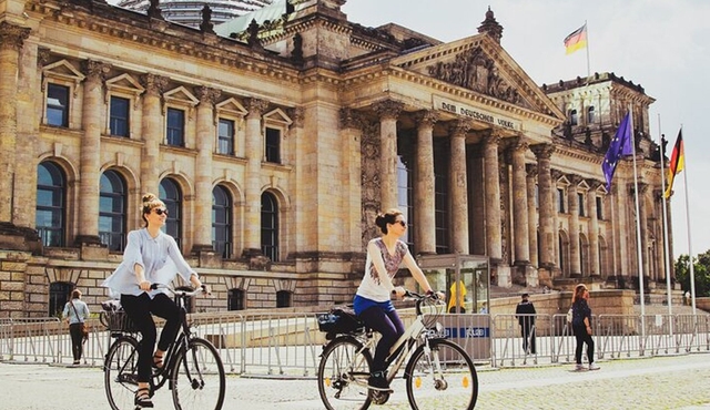 Berlin Bike Cold War, Berlin Wall & Checkpoint Charlie Tour