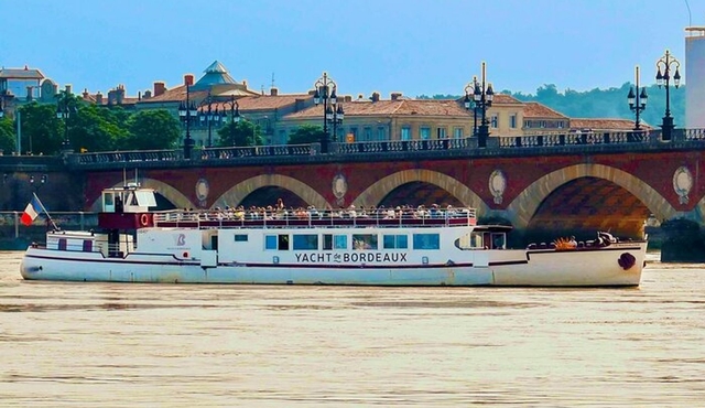 Brunch and cruise on the Garonne in Bordeaux