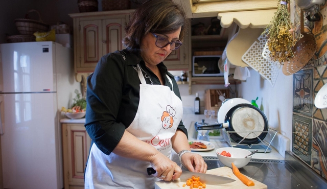 Lucca Market Tour & Authentic Italian Aperitivo at a Local's Home