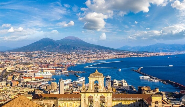 Private Walking Tour to Piazzas and Historical Sights in Naples
