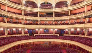 黑多米诺》：喜歌剧院