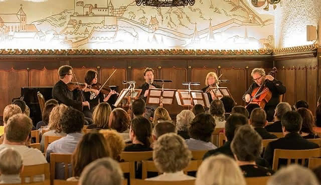 Excursión clásica en barco por la ciudad y concierto de lo mejor de Mozart en la fortaleza de Salzburgo