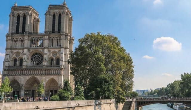 Notre Dame's Island Tour with Sainte Chapelle and Marie Antoinette's Prison