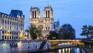 ノートルダム大聖堂 (Cathédrale Notre-Dame de Paris) パリ にて
