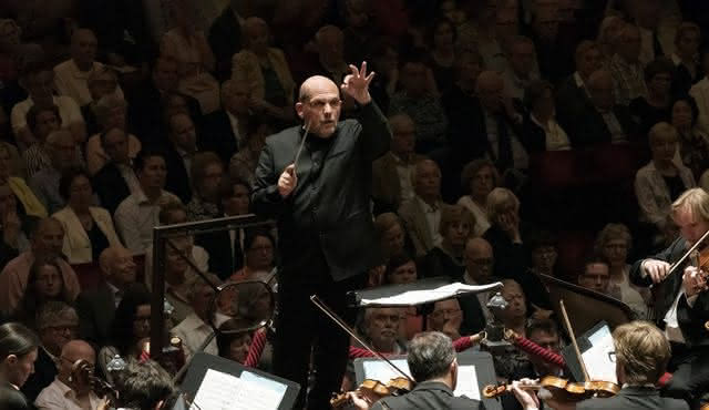雅普-范兹韦登在音乐厅管弦乐团指挥柴可夫斯基