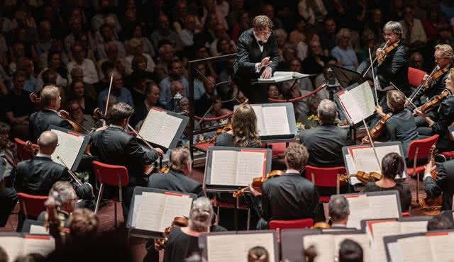 克劳斯-梅凯莱在音乐厅管弦乐团指挥布鲁克纳第五交响曲