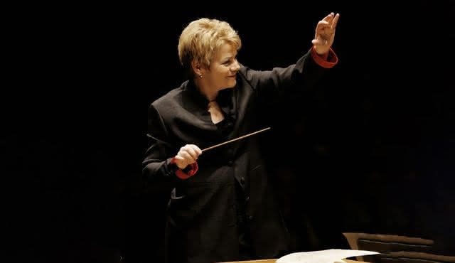 马林-艾尔索普在音乐厅管弦乐团指挥亚当斯和巴托克的演出