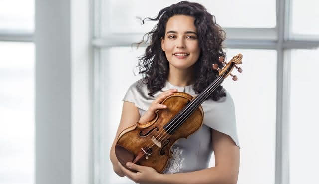 アレーナ・バエヴァ、メンデルスゾーンのヴァイオリン協奏曲を弾く