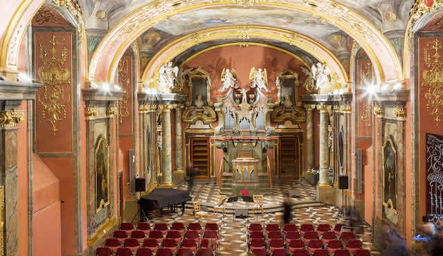 Spectaculaire classique dans la chapelle miroir / Klementinum