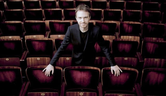 Alexandre Tharaud toca o Concerto para piano em sol maior de Ravel