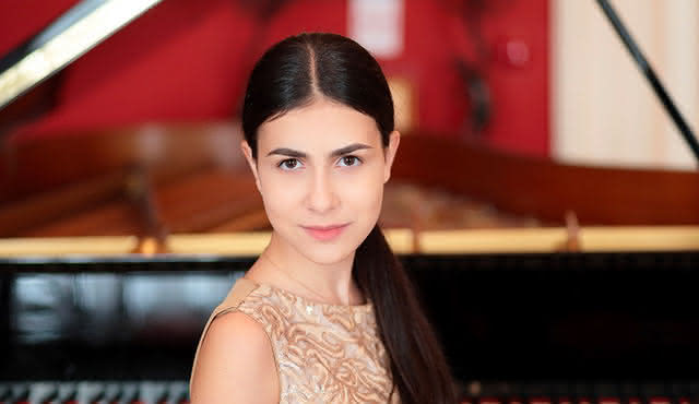 Alexandra Dovgan: Piano at the Champs‐Elysées