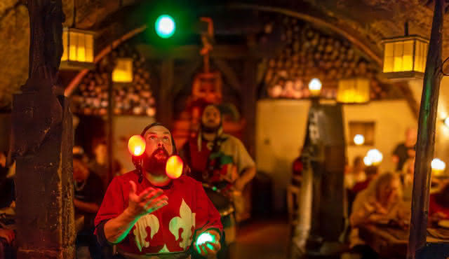 Une expérience médiévale tchèque authentique et originale : Dîner, spectacle, brasserie et château